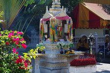 庆祖庙位于普吉岛和查隆湾之间，为普吉岛上香火最为鼎盛的庙宇，具有百年历史，为当地重要庆典举行的地方，以金、红、白三色为主色，建筑精致典雅