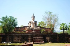 位于素可泰古城北门外的路边、Wat Phra Phai Luang以南。这个寺庙原有一个建在7.50米*11.45米基座上的殿堂，殿堂之后屹立有三座佛塔，西北有一直径约1米的内