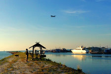 大佛海滩位于苏梅岛北海岸，离机场非常近。在这里的大佛码头可乘船前去涛岛(Koh Tao / เกาะเตา)等。 到达方式： 从苏梅机场前去大概15分钟车程。