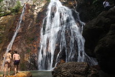 纳芒瀑布中比较高的一个，高度80米，游客需要单独购买门票并走30分钟的路程。瀑布非常壮观，并在底部有一个天然的游泳池。在入口旁是一个滑道和大象