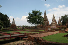 这是一座高棉风格的美丽寺院。1630年巴萨通王(Prathat Thong)为其母亲所建。中间是一座高达35米的高棉式大塔，四周有4个小塔，更外围有8个更小的塔及门。