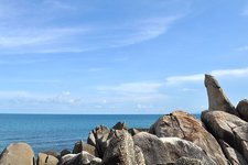 祖母祖父石是自然风化形成的一处景点，位于拉迈海滩南侧，祖父石较近，祖母石离海滩较远。其实也就是两块形状奇特的岩石，当地人都说像男女的性器