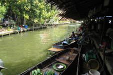位于曼谷市郊（Thonburi区）的一个小型水上市场，多为当地人前往，周末有市集，售卖各种特色小食。可以搭小船游玩，历时约2小时，沿途多为当地人家，