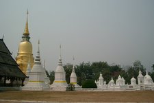 松德寺是前往素贴山必经的著名佛寺，建于14 世纪兰纳泰王朝美丽的花园中。寺内供有全泰国最大的青铜佛像，其余建筑亦甚宏伟。正殿的屋顶为三层，殿