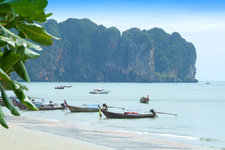 奥南（Ao Nang）的全名为公主湾（Ao Phra Nang），是甲米人气最旺，住宿最佳的海滩度假胜地。奥南的交通便利，从甲米镇可以坐双条车（songthaew）到奥南。