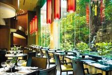 曼谷TOP3 Rooftop餐厅之一，提供自助餐。从餐厅可以欣赏到曼谷市区的夜景，但价格不菲。 人均消费： 人均消费在2000-5000之间 到达方式： 毗邻Lumpini地铁站