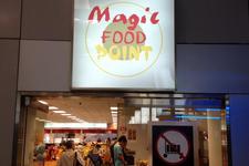 机场餐饮，在素万纳普国际机场的三楼有很多餐厅、咖啡厅，环境和食物的味道都较为国际化，人均消费200-500泰铢不等。一楼八号门边的 Magic food 的形式类