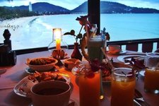 普吉岛的热门餐厅，在芭东海滩北面的山上，背面就是悬崖。在这里用晚餐可以欣赏到普吉的落日景色。餐厅的味道也不错，不过相对于其他餐厅而言，价