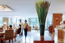 如果你恰好住在曼谷万豪酒店，那就请不要错过酒店的这家附属咖啡屋，精致的点心，香浓的咖啡，细心的服务，会让你得到非常不错的咖啡体验。 地址：