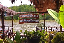 Klang岛海鲜水上餐厅坐落在甲米河河边，整个餐厅都在水面上，经营形式大致与国内的农家乐相似，从甲米镇到餐厅坐船可以欣赏到沿途美丽的热带红树林