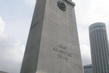 高约20米的阵亡纪念碑坐落于滨海艺术中心附近，面对旧国会大厦，是为纪念在一战中死去的 124 名新加坡人所建。而二战（1939-1945）死难者的纪念辞则随后