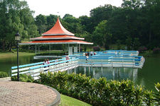 新加坡历史最悠久的水库，在1868年完成的水库蓄水。当地人喜欢在这里进行体育活动，附近的学校划艇队还会利用这里广阔的水面训练。可以在这里沿水边
