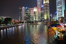 新加坡河是新加坡主要的河流之一，总长3公里，贯穿于整个城市的新加坡河是新加坡的生命之河，早期移民都是依靠这条河流来维持生计。 自从英国殖民