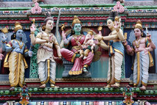 维拉玛卡里雅曼兴都庙(Sri Veeramakaliamma Temple)坐落于小印度实笼岗路，由泰米尔劳工于1855 年建成，这座庙是为祭祀象征力量的凶恶的印度教女神—卡里而建