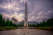 高高耸立的纪念碑是为了纪念新加坡各族人民在二战中经的遭遇及牺牲，也是为了缅怀在日本占领新加坡期间死亡的人们。在政府大厦草场(Padang)的东面，