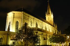 赞美广场 (chijmes) 意为圣婴耶稣的修道院，毗邻莱佛士酒店，充满着伦敦的 Covent Garden 田园风光气息，是新加坡重要的历史古迹之一。附近可以就餐、购物