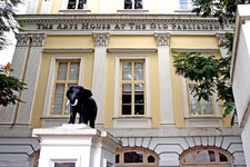 旧国会大厦建于1827年，是新加坡最古老的政府建筑物，国会大厦是新加坡民选代表的议会场所。国会开会时开放给公众旁听，同时提供四种官方语言(英语