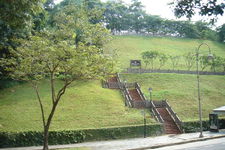 位于新加坡市区内的一座山地公园，但对于新加坡原住民来说，这座小山有着很重要的意义。福康宁山的历史可以追溯到14世纪，据历史记载这里是当时岛