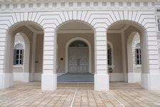 新加坡国家博物馆建于1849年，是新加坡历史最久远的博物馆。馆内主要展示新加坡历史，翻修后增设新加坡历史馆、新加坡文化生活馆和临时展厅，人们参