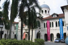 新加坡艺术博物馆又被称为新加坡美术馆，这里的前身是由百多年历史的旧校舍圣约瑟书院改建而成的。开放于1996年，馆藏超过400件艺术品，收藏了世界上