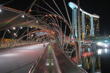 连接滨海湾(Marina Bay)与滨海中心(Marina Centre)的螺旋桥(Helix Bridge) 被誉为新加坡的又一座地标建筑。螺旋桥于 2010 年 4 月 24 日正式通行，这座长 280 米的步行
