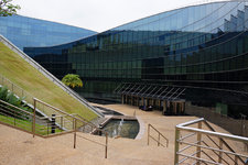 南洋理工大学是新加坡政府建立的顶尖大学，1991年在原南洋大学校址“云南园”上建立，它的前身是1981年成立的南洋理工学院，更早的历史可追溯到1955年