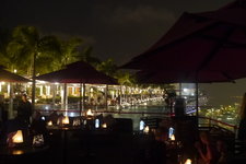 KU DÉ TA是巴厘岛知名酒吧在新加坡开的分店，旗下包含酒吧和餐厅。酒吧以各式音乐主题作为主打，每周都有固定主题活动。坐落在Marina Bay Sands的Sky Par