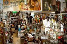 这间古色古香的古董和收藏品专卖店，专门出售新加坡旧时的物品，走进来就如同走入了历史一般，藏品大多来自新加坡20世纪30年代至60年代，比如稀奇古