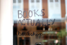 与新加坡大部分书店不同，BooksActually书店营造出了一种温馨亲切的旧日格调。不少书店强调店铺面积和图书规模，而这间书店却为爱书者们带来了一种舒适