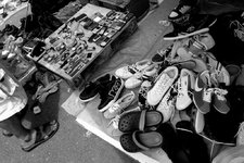 双溪路跳蚤市场是新加坡最负盛名的跳蚤市场之一，深受外地游客和本地居民的喜爱。400余位摊贩在此营业，所卖物品包罗万象，从黑胶唱片到布谷鸟自鸣
