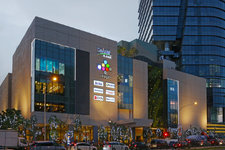 Westgate是新加坡西边新开设的大型商场，隶属凯德商用集团旗下，提供餐饮、娱乐、购物、生活等各种服务，是人们休闲放松的好地方。商场四层到五层设