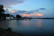 位于市区北部，是仰光市内最大的湖泊，当地华人称其为燕子湖。湖周围是广阔的自然公园，公园里种满了热带植物，风景优美，还有几个仰光著名的画廊