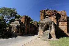 塔拉巴门建于1050年，由蒲甘国王Kunhsaw Kyaunghpyu和Kyiso建成，是蒲甘城墙中唯一保留的城门。在当年蒲甘城建成的时候有12座城门，现在只剩下这座正东门和