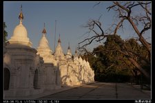 佛塔在和之间，离不远，也是白色的佛塔群，过顶部是呈葫芦型。佛塔建于1857年，全名为玛哈罗迦玛若盛佛塔，也被缅甸人称为“全世界最大的功德佛塔”