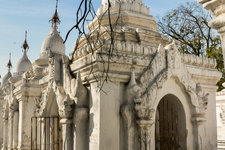 寺庙位于脚东南边，建于1866年，是敏东王为了纪念被杀害的弟弟所建。沿着大门，穿过长廊，就可以到达正中间的金色的大佛塔(里面存有敏东王弟弟加襄