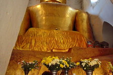 在明卡巴村的南边，由Manuha国王于1059年建造，他是被俘虏的孟族国王。寺庙里，正面是三尊巨大的佛像，而背面有一尊20米长的大卧佛。与巨大佛像不相称