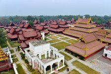 曼德勒皇宫位于市区内，是缅甸最后一个王朝的皇宫。原始建筑在二战的时候已经全部被损毁，现在所看到的是缅甸政府在1989年根据历史资料在原址重新修