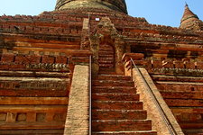 明噶拉塔与瑞西光塔的形状很相似，唯一的区别是它是建造在砖结构的平台之上。由国王那罗梯诃波帝（Narathihapati）建造于1284年，是蒲甘国所修建的最后