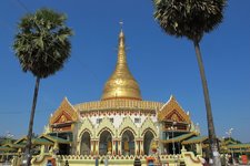 是为了庆祝第六次世界佛教会议而建造的佛塔，与其他佛塔的不同在于它是全钢筋水泥结构。全塔有六个门，每个门供奉着不同的佛像，塔正中有一尊重达