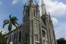 雅加达天主教大教堂建于19世纪末，于1901年启用，采用的是19世纪盛行于欧洲大陆的新歌德建筑风格。 大教堂位于总统府，也就是过去的总督府附近。其实