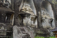 卡威山是一个印度教庙宇群，建于11世纪。11世纪国王Anak Wungsu选择这里修建冥思石窟，国王死后，后人为他及家人建了十几座佛教石龛。这里被誉为第二个