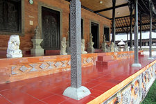 Negeri Propinsi 博物馆是巴里岛的省府博物馆，建筑风格上结合了宫殿和庙宇的共同特点，展馆内展出了一些来自全国各地的藏品，包括民族风格的面具、传统