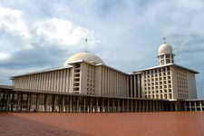这座清真寺号称是东南亚最大的清真寺，当时建成以纪念印尼独立，同时感谢真主对印尼的眷顾。这座印尼国家清真寺被命名为Istiqlal，在阿拉伯语中是独