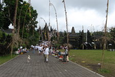 布撒基寺始建于11世纪初，是巴厘岛最古老、面积最大的印度教寺庙群，也是巴厘印度教寺庙的总部，有“千庙之母”的美称。全寺由30多座庙宇联合组成，