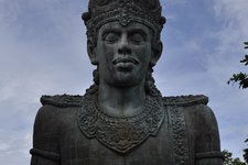 巴厘岛金巴兰海湾的神鹰广场，是苏哈托时代留下的广场，只是一个雏形，并未完工。这里本来要竖起一座世界上最高大的神鹰铜像，神鹰背上骑着巴厘岛