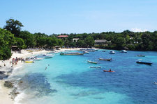 蘑菇海滩（Mushroom Beach)距离往来巴厘岛与蓝梦岛的轮渡停靠的码头不远，被认为是蓝梦岛上游泳、钓鱼、冲浪、潜水等活动条件最理想的海滩之一。蘑菇海