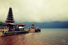 乌伦达努寺建造于1663年位于巴厘岛主要河流水域Lake Bratan 河边，用于祭祀巴厘女水神。5万印尼盾纸币背面的景色就在这里。 门票： 30000印尼卢比。
