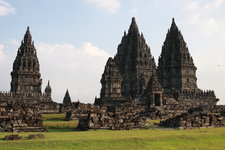 普兰巴南寺庙群（Prambanan）是印度尼西亚最大的湿婆神建筑群，大约建于公元10世纪，位于印度尼西亚日惹城以东17公里处。它的独特之处在于其高耸的尖顶