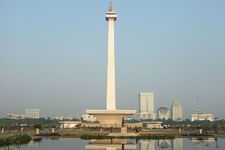 印尼民族独立纪念碑是在强烈的爱国情绪下建立起来的，是雅加达市的象征，位于市中心的独立广场公园中央。 1959年印尼第一任总统苏加诺下令修建，1