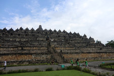 婆罗浮屠Borobudur，意为“山丘上的佛塔”，与中国的长城、埃及的金字塔和柬埔寨的吴哥窟并称为古代东方四大奇迹。大约建于公元750年至850年间。这个名